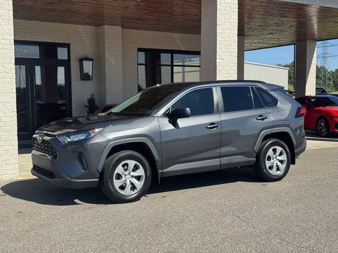 Used 2021 Toyota RAV4 LE image 4