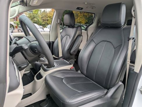 Used 2024 Chrysler Pacifica Touring-L image 27