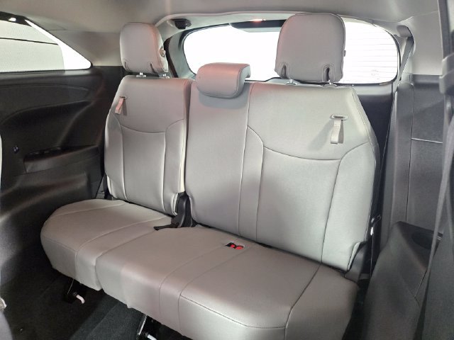 Used 2026 Toyota Sienna XLE FWD image 18