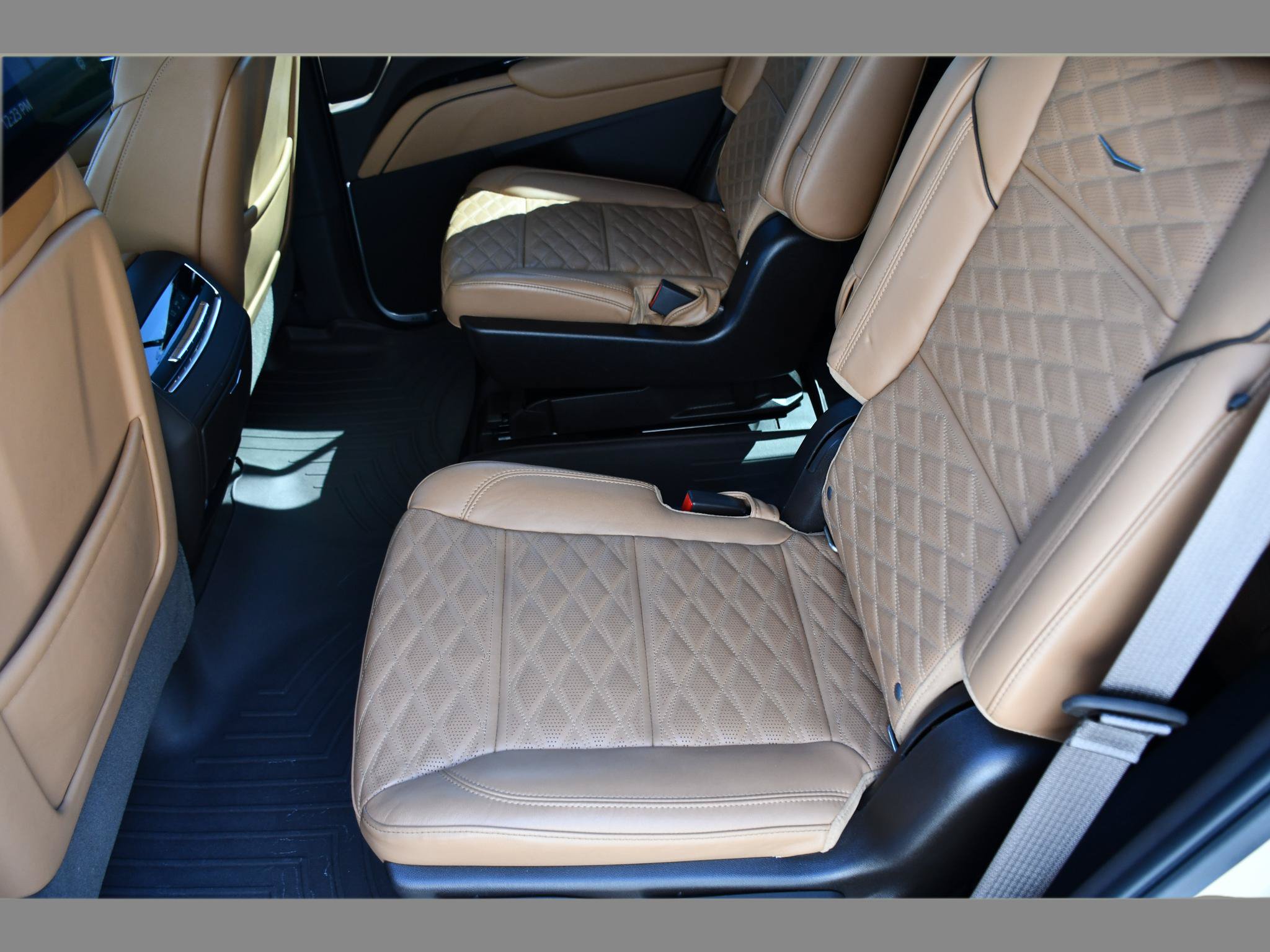 Used 2021 Cadillac Escalade Premium Luxury AWD/4WD image 17