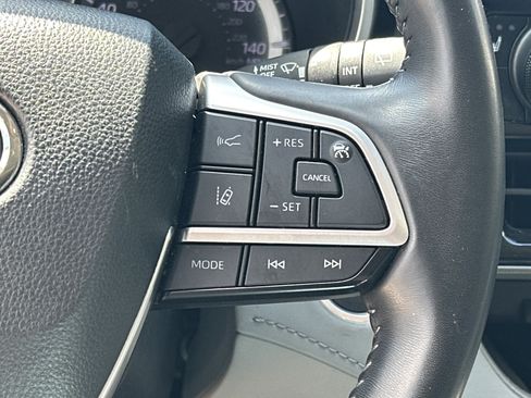 Used 2024 Toyota Highlander XLE AWD/4WD image 18