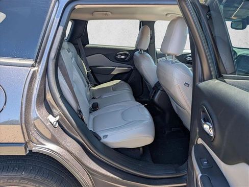 Used 2018 Jeep Cherokee Latitude FWD image 18