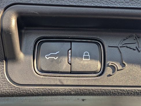 Used 2022 Ford Explorer XLT image 12