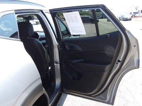 Used 2025 Chevrolet Trax LT FWD image 12