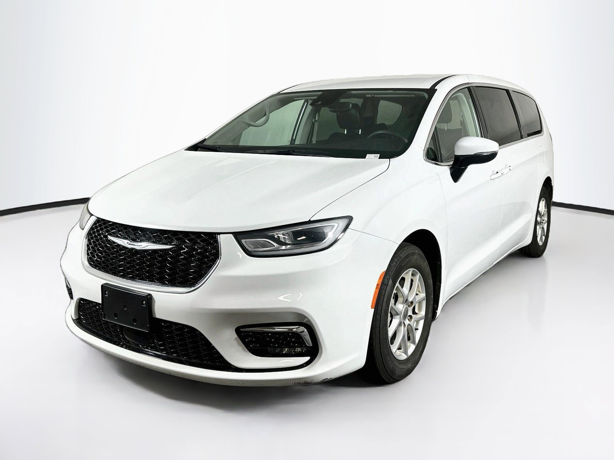 Used 2023 Chrysler Pacifica Touring-L FWD image 3