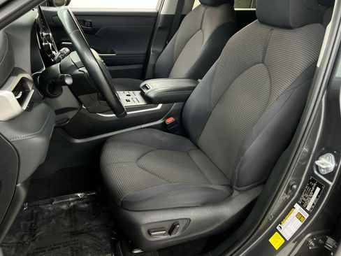 Used 2023 Toyota Highlander LE image 4