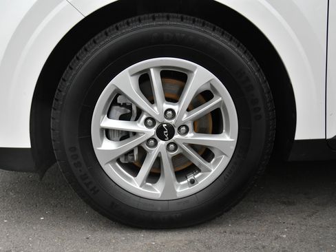 Used 2024 Kia Carnival LX image 12