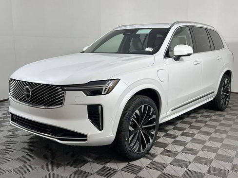 Used 2026 Volvo XC90 T8 Plus w/ Protection Package Premier AWD/4WD image 4