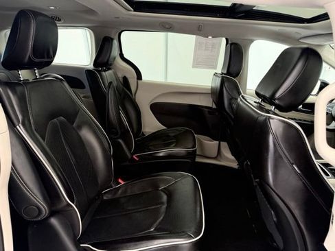 Used 2023 Chrysler Pacifica Limited FWD image 28