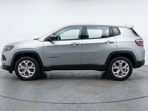Used 2025 Jeep Compass Latitude image 5