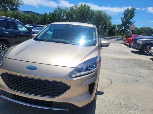 Used 2020 Ford Escape SE FWD image 3