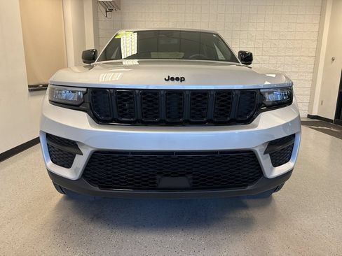 Used 2023 Jeep Grand Cherokee Altitude AWD/4WD image 11