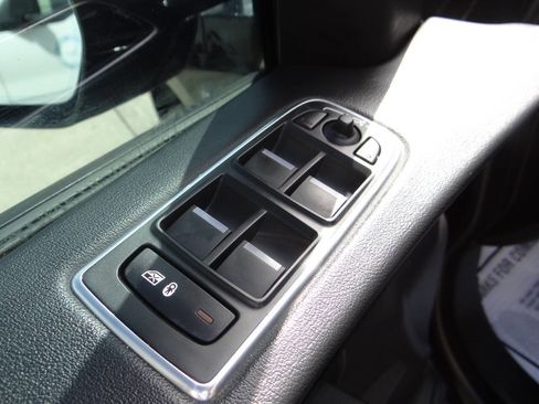 Used 2017 Jaguar F-PACE Premium image 15