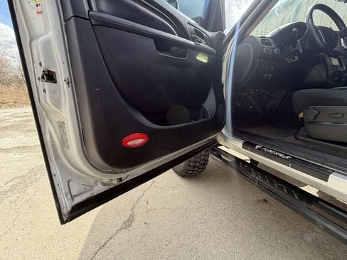 Used 2011 GMC Yukon XL SLE image 28