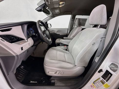 Certified 2018 Toyota Sienna LE FWD image 20