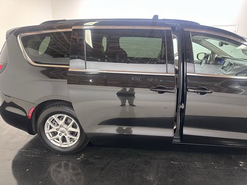 Used 2022 Chrysler Pacifica Touring-L image 45