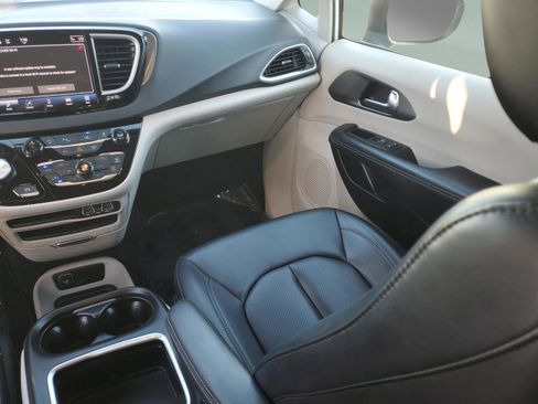 Used 2023 Chrysler Pacifica Touring-L FWD image 11