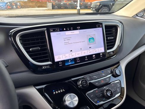 Used 2024 Chrysler Pacifica Touring-L image 21