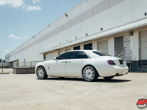 Used 2022 Rolls-Royce Ghost w/ Ghost Package image 38