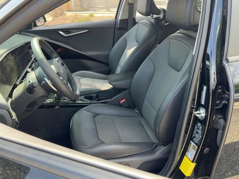 Used 2025 Kia Niro EX Touring FWD image 11