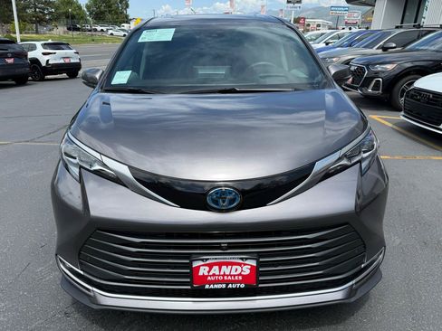 Used 2024 Toyota Sienna Platinum AWD/4WD image 8