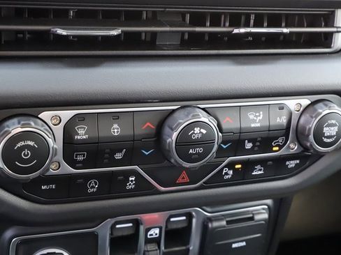 New 2025 Jeep Gladiator Rubicon w/ Safety Group image 30