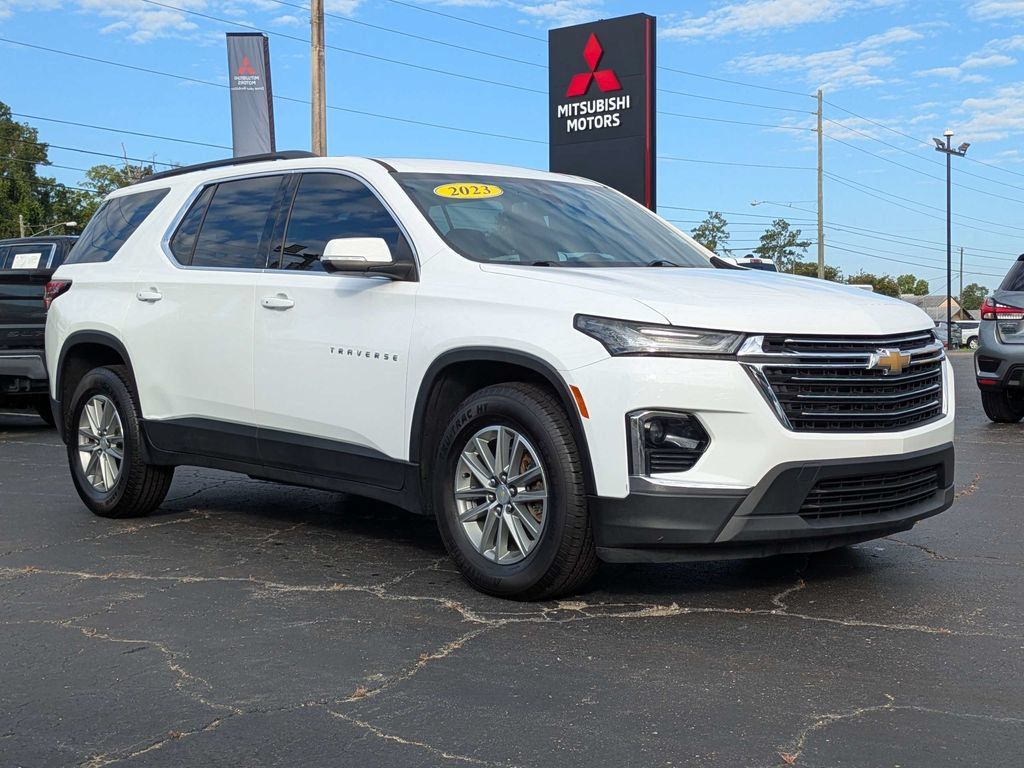Used 2023 Chevrolet Traverse LT FWD image 2