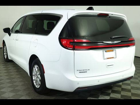Used 2025 Chrysler Pacifica Select FWD image 15