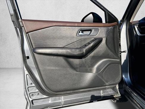 Used 2023 Nissan Rogue SV image 18