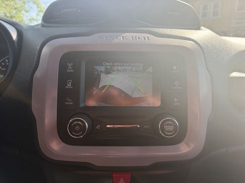 Used 2017 Jeep Renegade Altitude FWD image 33