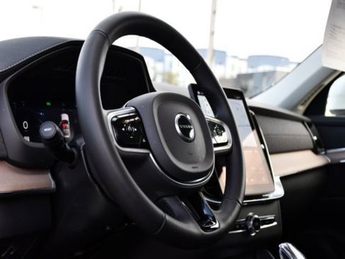 Used 2025 Volvo XC90 B6 Plus image 11