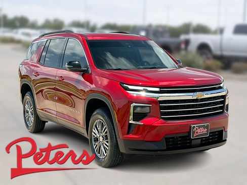 Used 2025 Chevrolet Traverse LT image 1