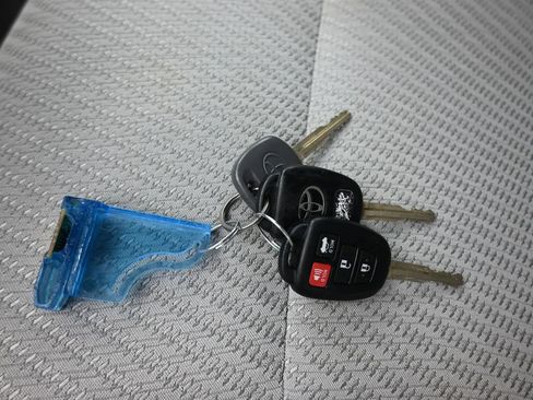 Used 2017 Toyota Camry LE image 46