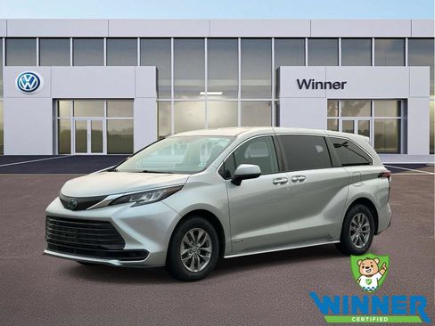 Used 2021 Toyota Sienna LE FWD image 1