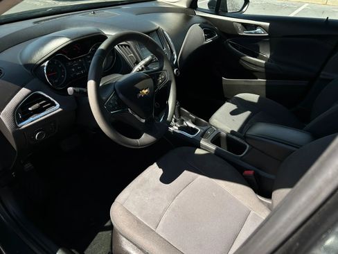 Used 2018 Chevrolet Cruze LT w/ Convenience Package FWD image 9