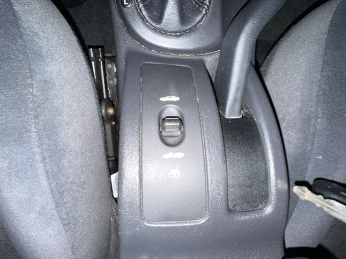 Used 2005 Chrysler Sebring GTC w/ Security Group image 11