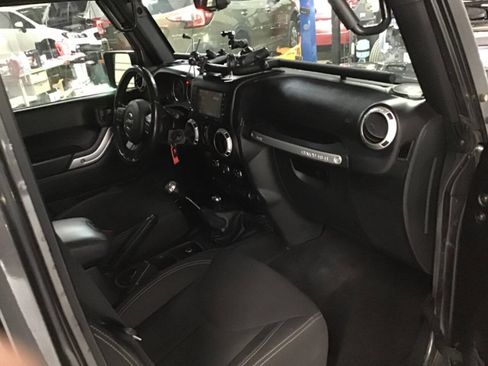 Used 2018 Jeep Wrangler Unlimited Rubicon w/ Connectivity Group AWD/4WD image 22