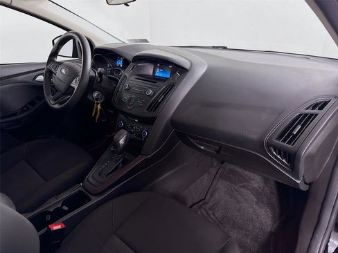 Used 2017 Ford Focus SE FWD image 25