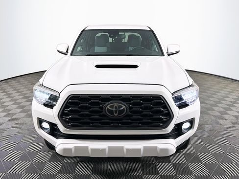 Used 2020 Toyota Tacoma TRD Sport w/ Technology Package RWD image 2