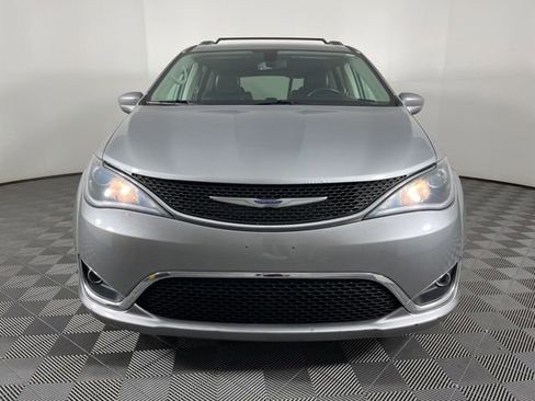 Used 2019 Chrysler Pacifica Touring-L FWD image 4