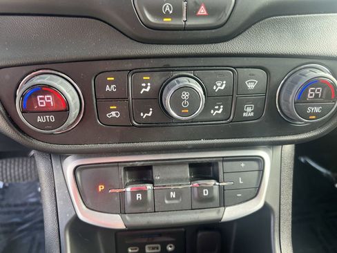 Used 2024 GMC Terrain SLT image 15