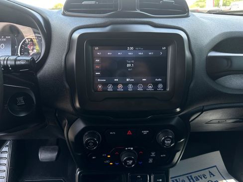 Used 2018 Jeep Renegade Latitude FWD image 15