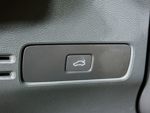 Used 2025 Volvo XC40 B5 Plus image 17