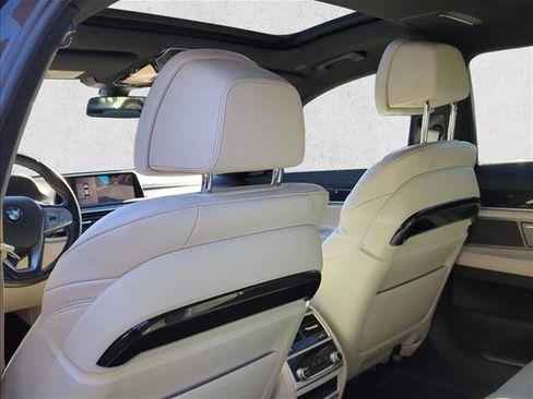 Used 2019 BMW 750i w/ M Sport Package image 12