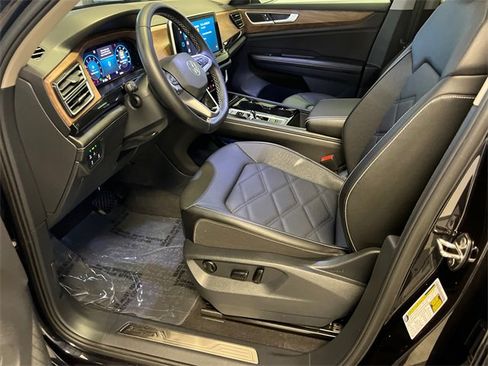 Certified 2025 Volkswagen Atlas SE image 7