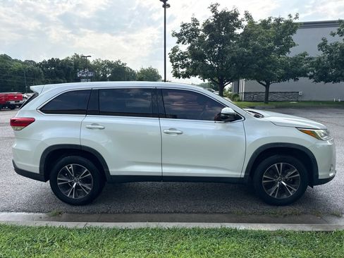 Used 2019 Toyota Highlander LE FWD image 4