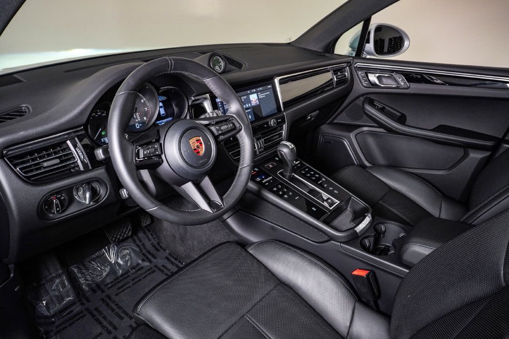 Certified 2026 Porsche Macan AWD/4WD image 4