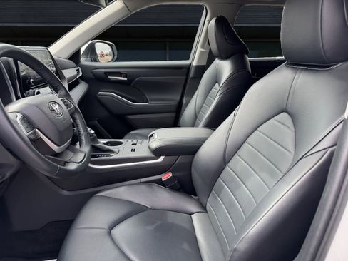 Used 2023 Toyota Highlander XLE image 2