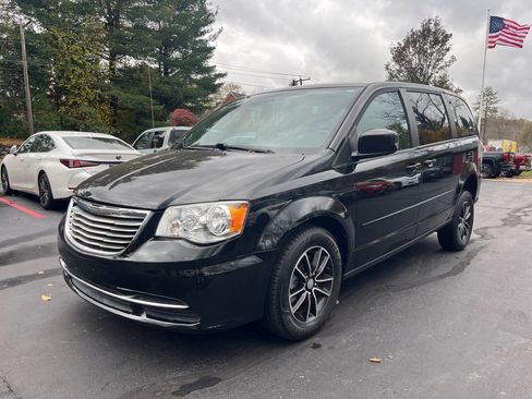 Used 2015 Dodge Grand Caravan SE image 2