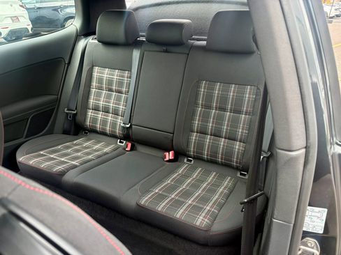 Used 2011 Volkswagen Golf 2-Door FWD image 17